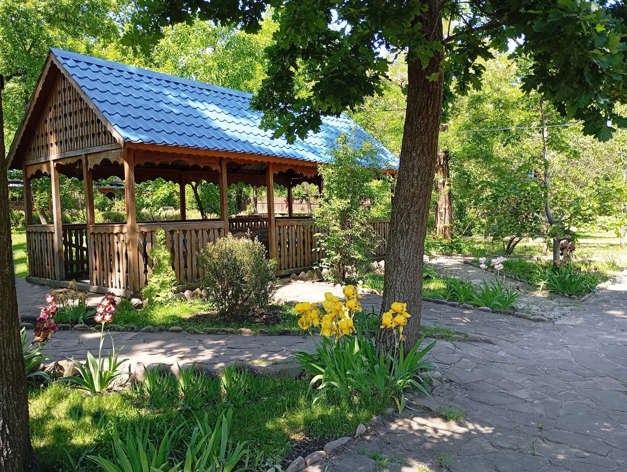 Альтанки для відпочинку на природі біля річки